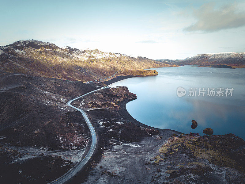 冰岛南部克莱法瓦特湖的蜿蜒道路