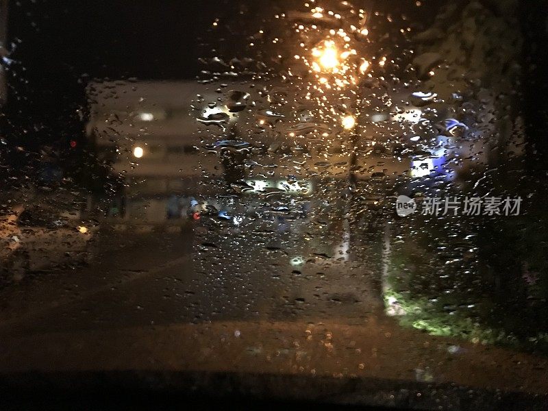 雨点落在汽车的挡风玻璃上