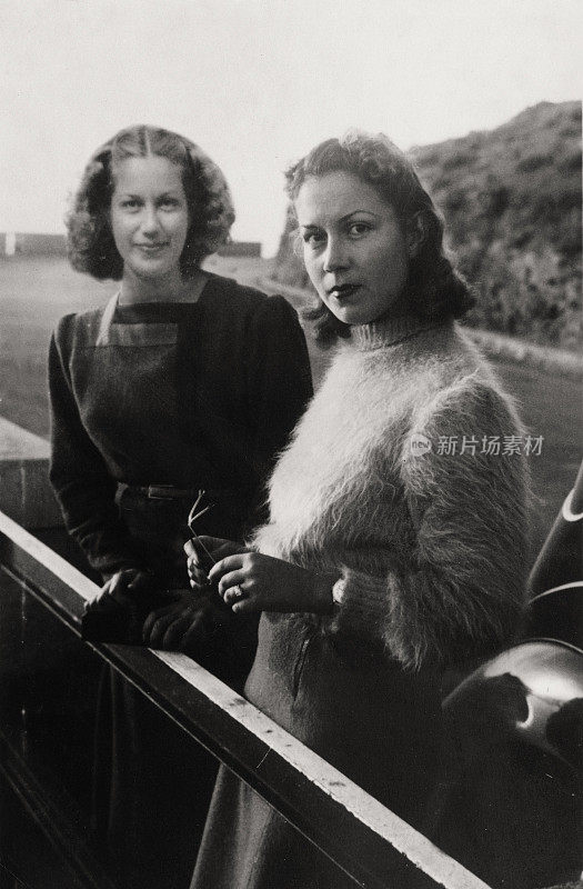 1938年，双胞胎妹妹在路上。黑色和白色。