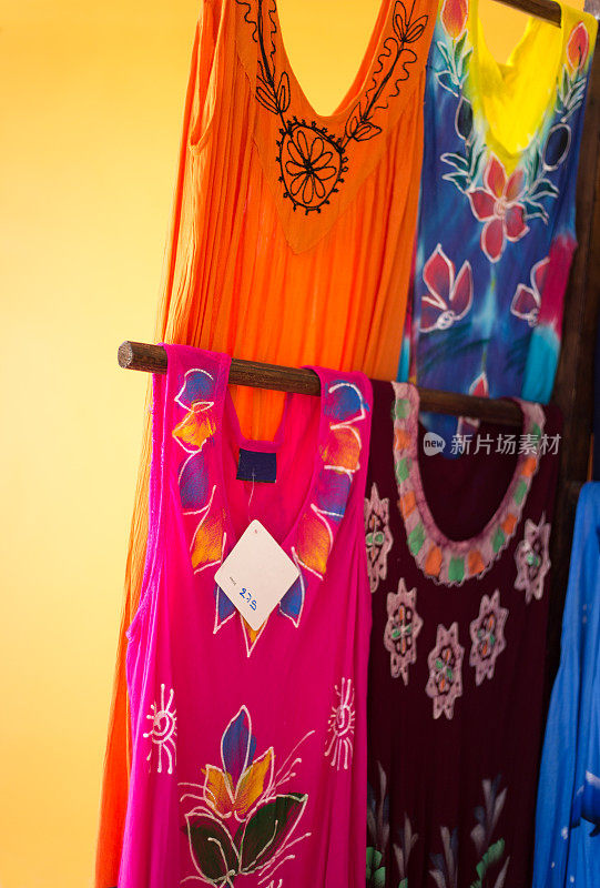 墨西哥:彩色棉布连衣裙(特写)零售展示