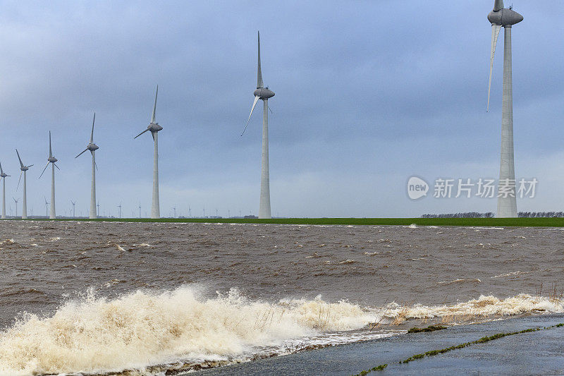 风暴中陆地和近海的风力涡轮机