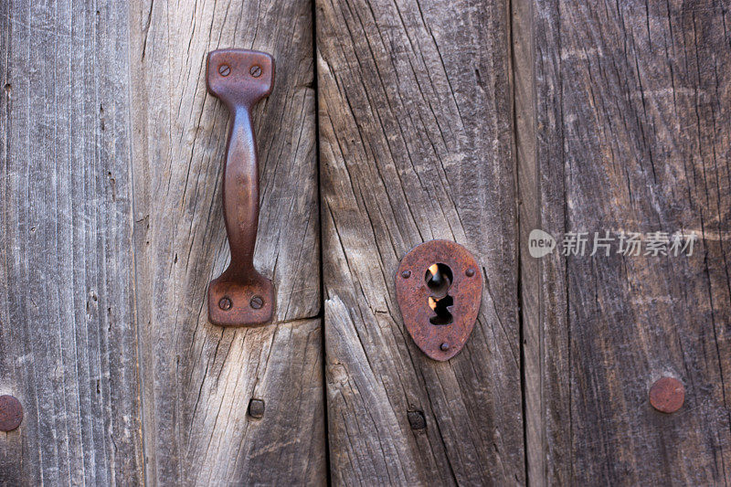 古董木门细节与生锈的门拉