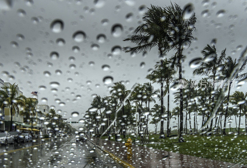 暴风雨天气