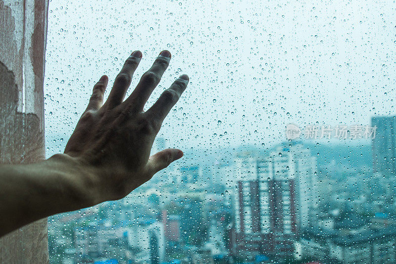 触摸雨窗