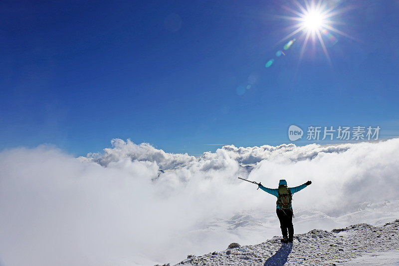 波斯尼亚和黑塞哥维那的Bjelasnica山顶上的徒步旅行者