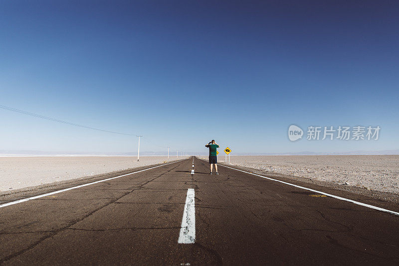 一名男子在阿塔卡马沙漠拍摄公路