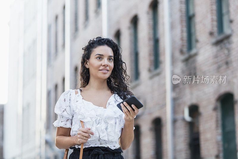 中年西班牙裔妇女在城市中行走