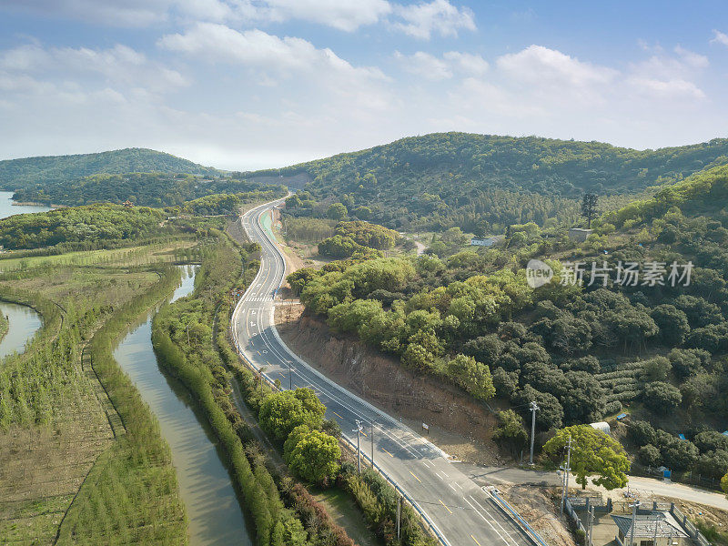 鸟瞰中国的太湖岸线和蜿蜒的高速公路