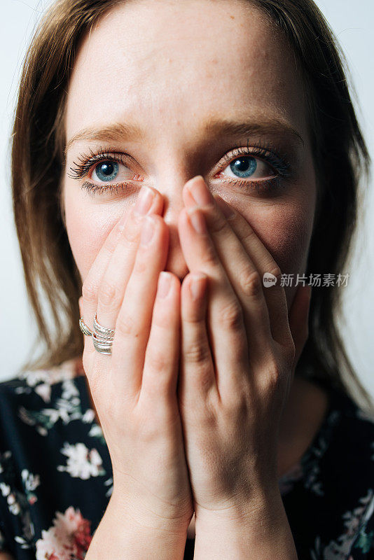 独自一人和焦虑的年轻女子在家里