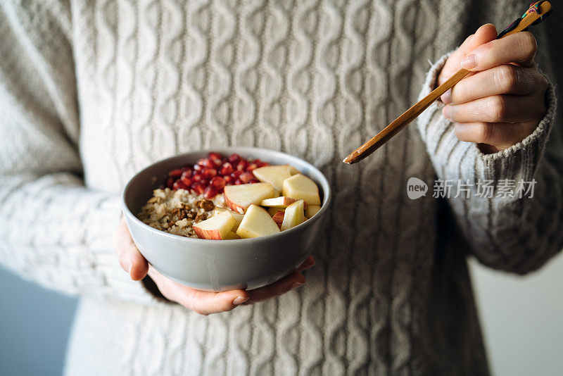 女性早餐吃麦片