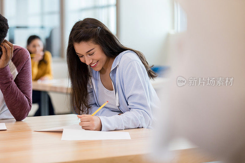 自信的女高中生参加考试