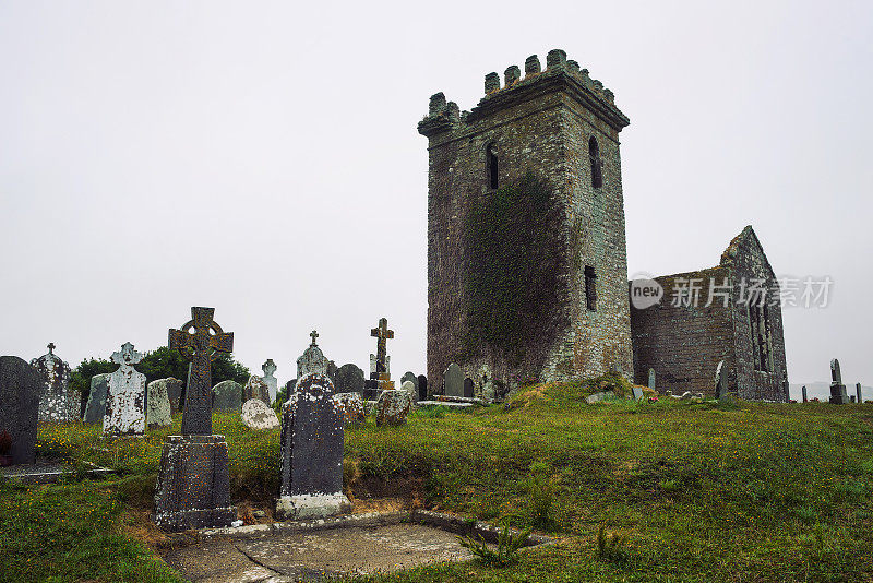 爱尔兰Templetown的Templar教堂的墓碑和古老的石头