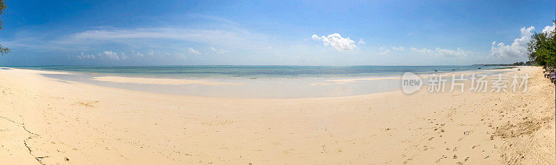 热带岛屿上的沙滩全景