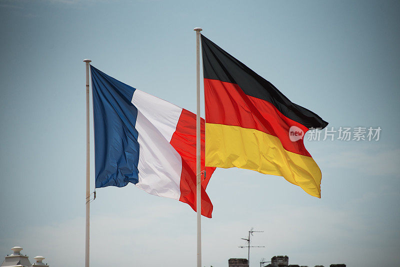 法国和德国国旗一起飘扬