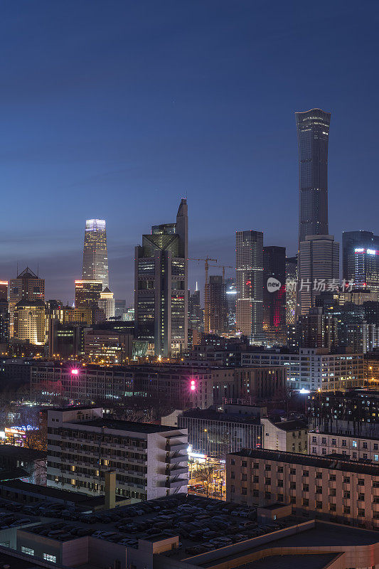 夜晚在北京中央商务区高楼林立的天际线上，中国城市的景观