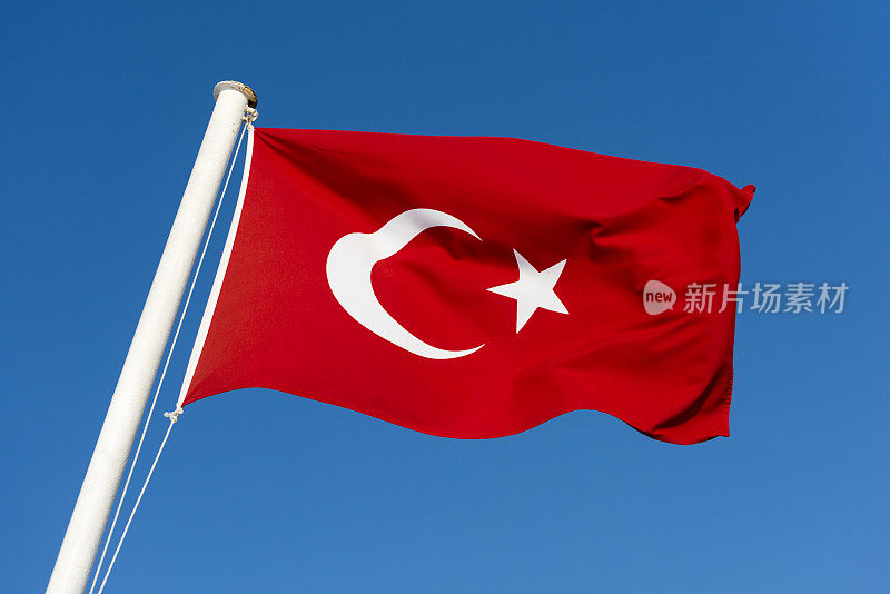 伊斯坦布尔，旗杆上的土耳其国旗迎风飘扬