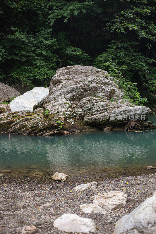 俄罗斯索契霍斯塔区高加索生物圈保护区紫杨树林热门旅游路线上的蓝山河