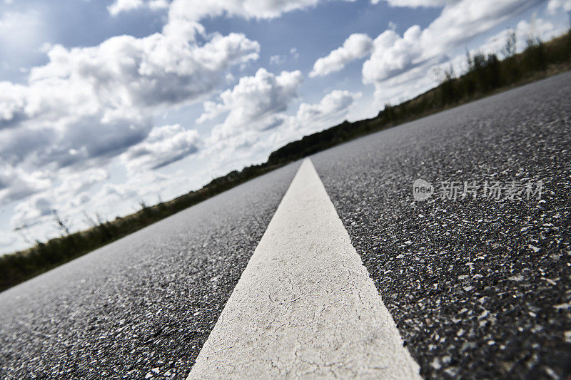 有道路标记的道路