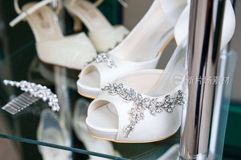美丽的银色闪光高跟鞋在地板上的女性。婚礼配件