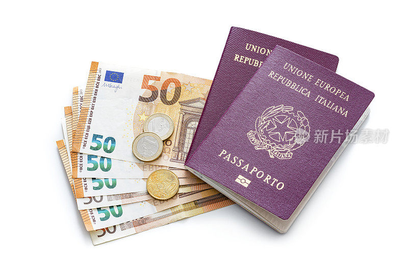两本意大利护照和欧盟货币被孤立在白色背景上
