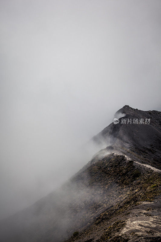 伊拉苏火山山脊，富饶海岸