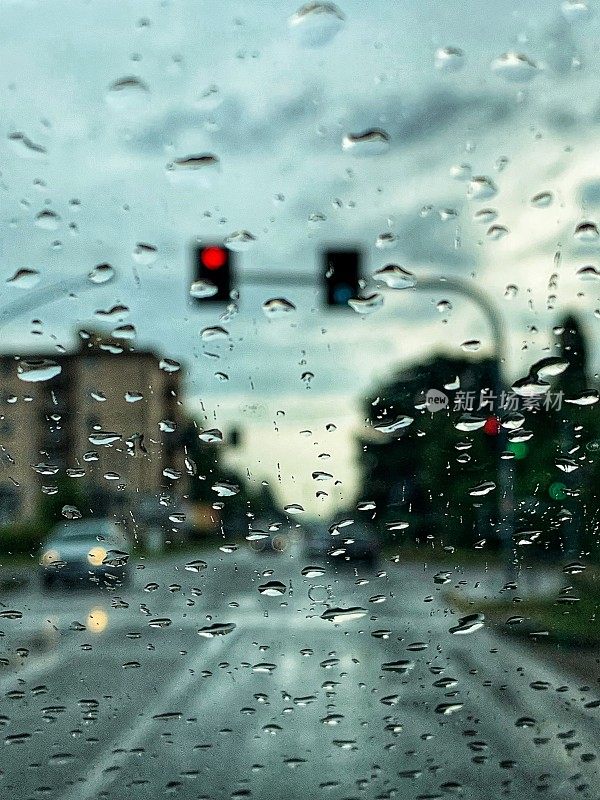 在雨中开车