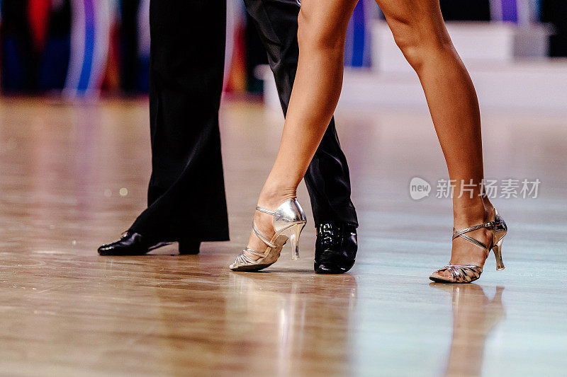 优雅的双腿舞者男人和女人