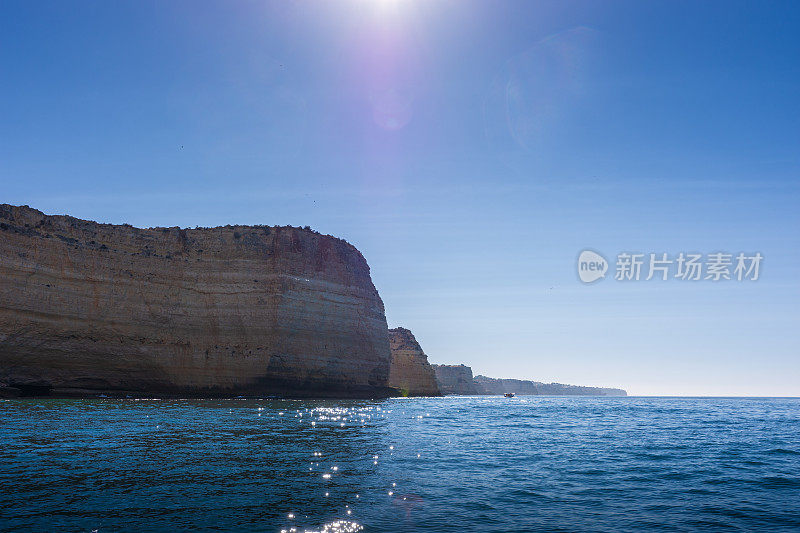 Tourboat沿着葡萄牙阿尔加维海岸探索戏剧性的悬崖