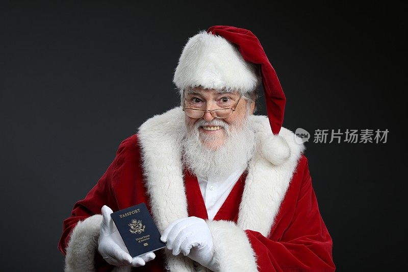 圣诞老人出示安全旅行护照