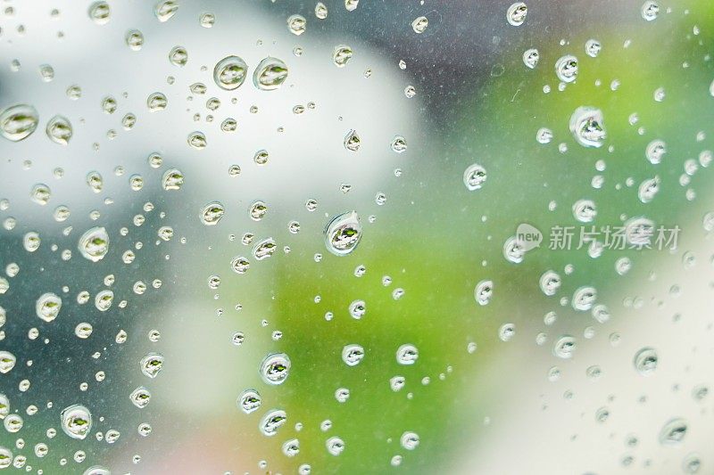 雨滴落在窗户玻璃上的特写镜头