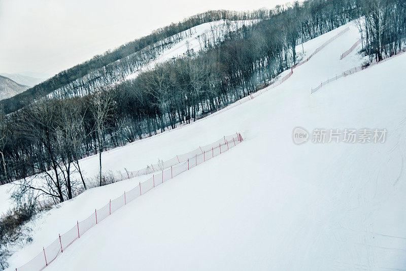 空旷的滑雪坡道景观