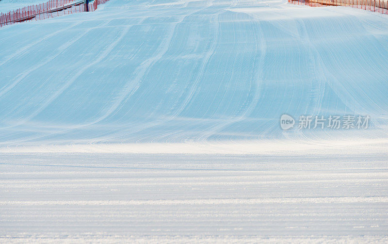 新修整的滑雪坡道背景