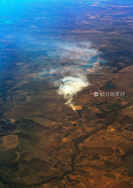 从空中可以看到农场大火中冒出的浓烟