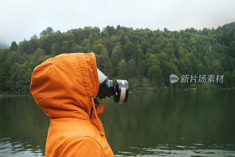 防毒面具橙色雨衣的人