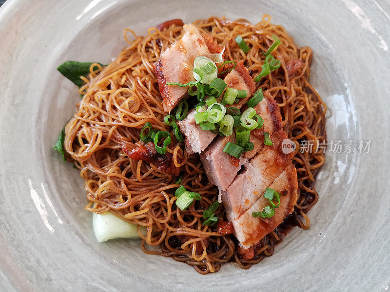 典型的亚洲食物。馄饨面条