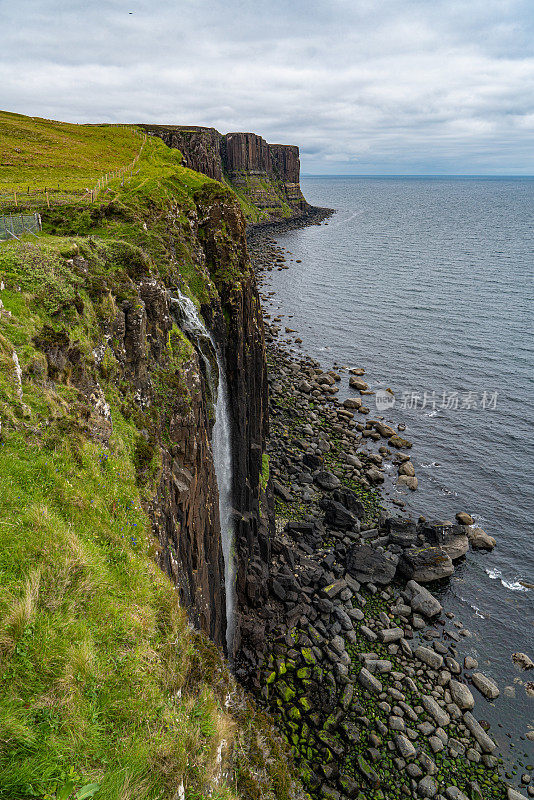 在苏格兰高地的斯凯岛上，与米特一起落下的苏格兰短裙岩石