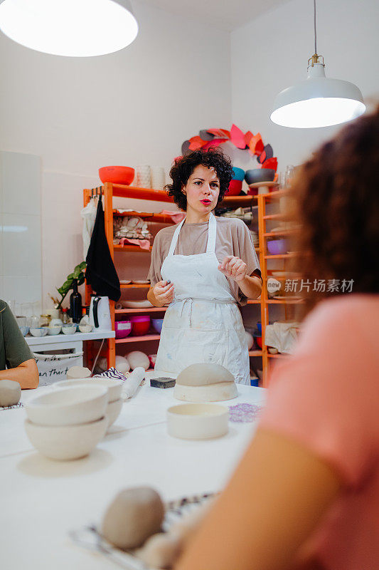 一群学习如何在陶瓷上制作粘土的妇女