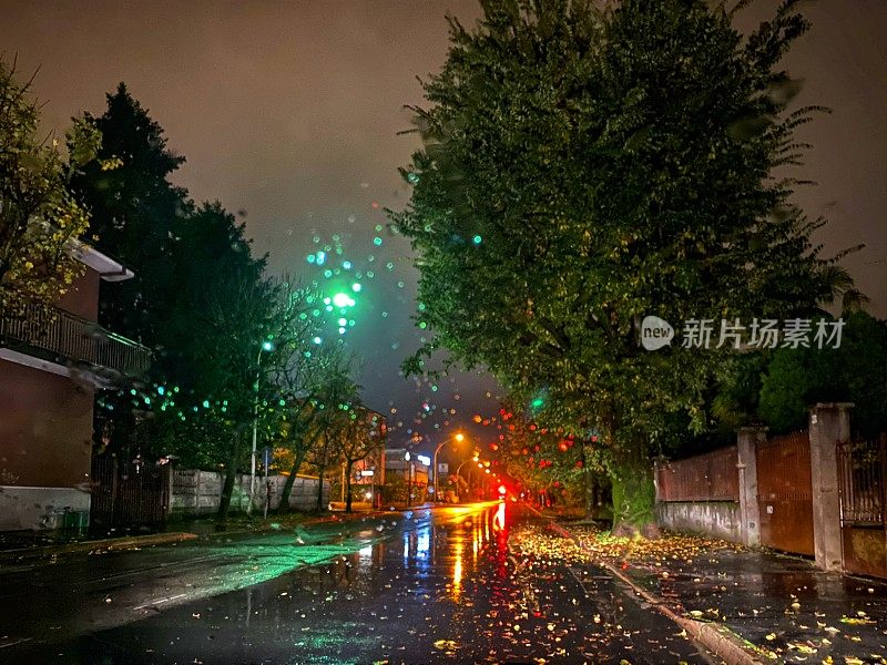 在下雨的夜里开车