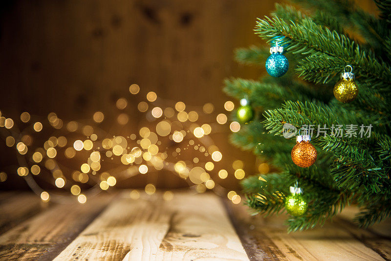 圣诞树，木地板和散焦灯