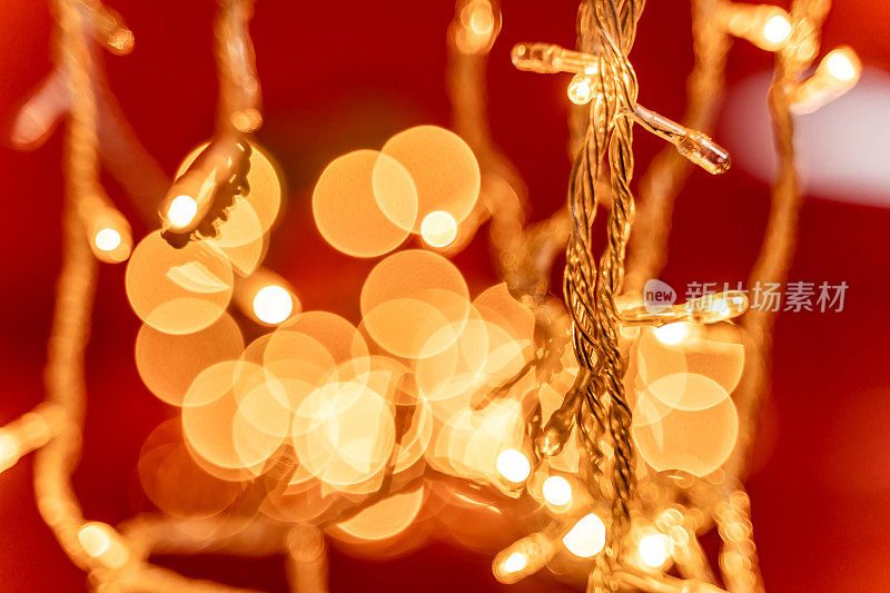 圣诞节的背景。圣诞灯的特写，散焦圣诞灯的背景，散焦