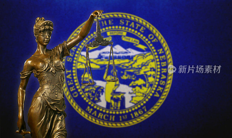内布拉斯加州国旗前的正义女神铜像