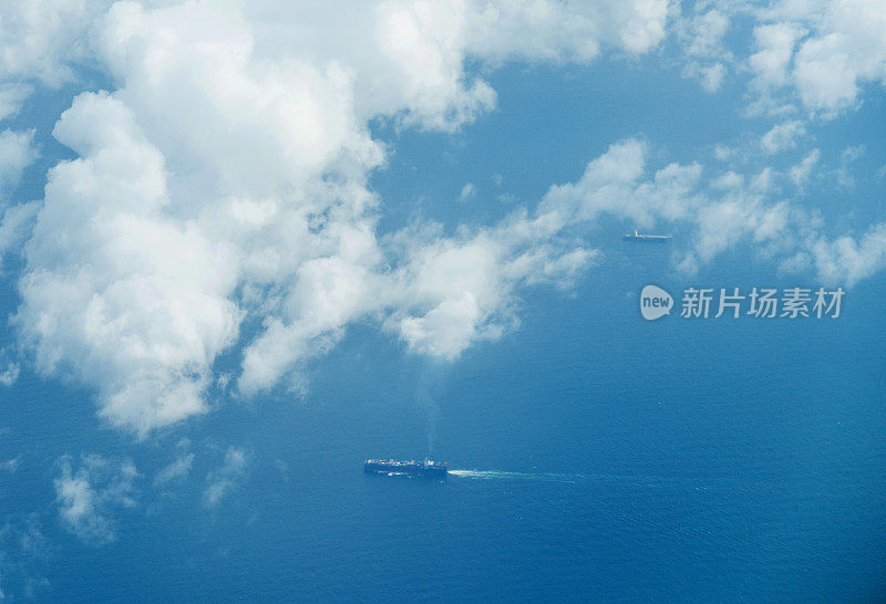 集装箱船在海上航行鸟瞰图