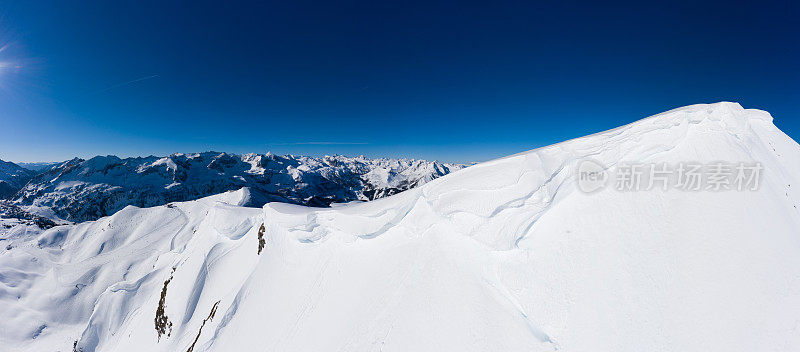 鸟瞰雪山全景