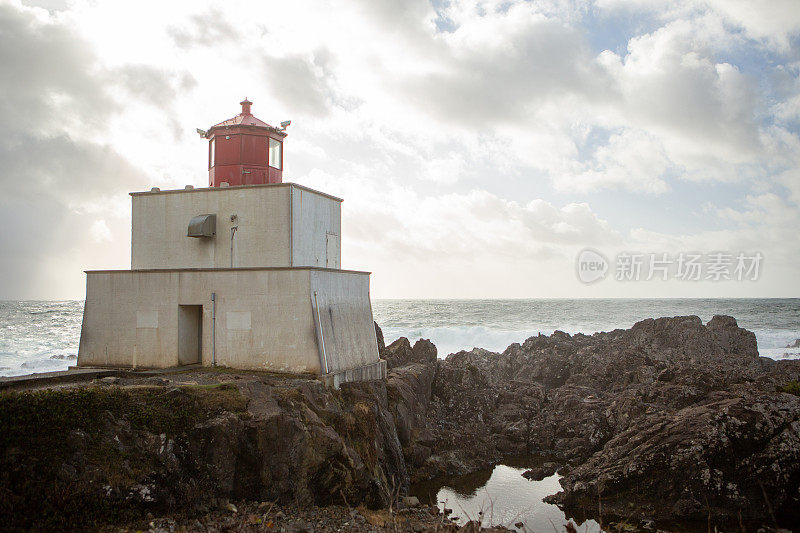 加拿大托菲诺，西海岸的灯塔，来自海洋风暴的海浪拍打着岩石