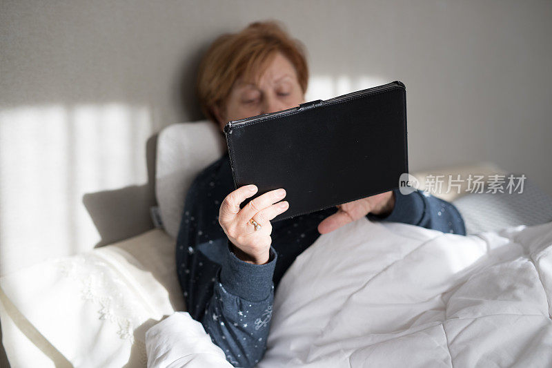 成熟的女人65-70岁独自躺在床上