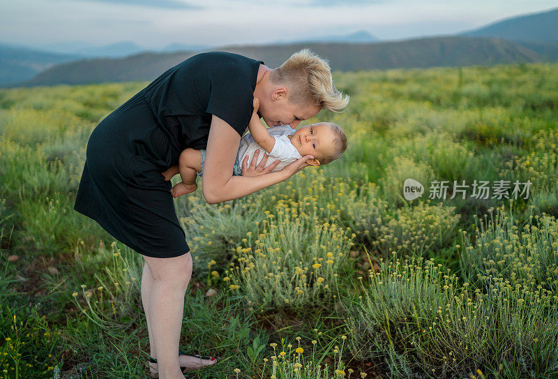 快乐的家庭妈妈和宝宝拥抱大自然的夏天