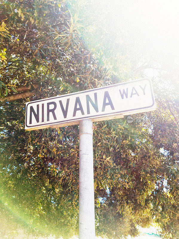 街道标志有一个不寻常的名字:涅槃之路的太阳