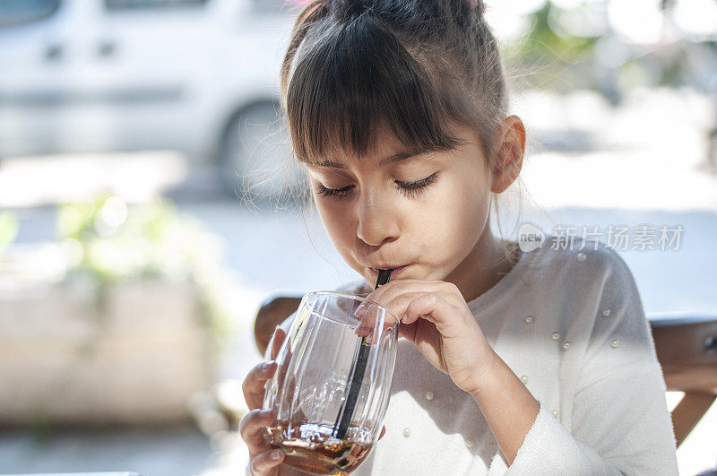 可爱的女孩喝可乐