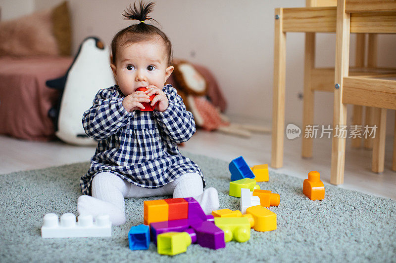 宝宝玩五颜六色的积木。孩子们玩