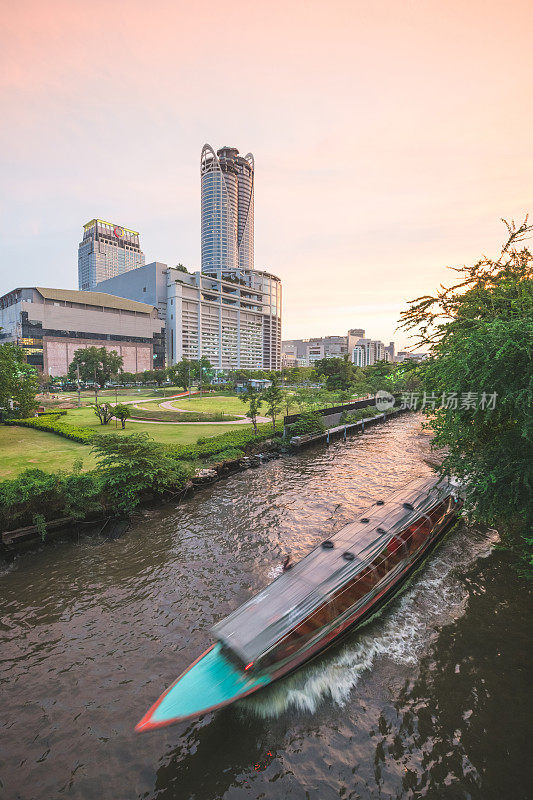 人们喜欢旅游城市商业区和交通，巴图南和中央世界，